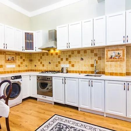 Bright 4 Bedroom In Old Town