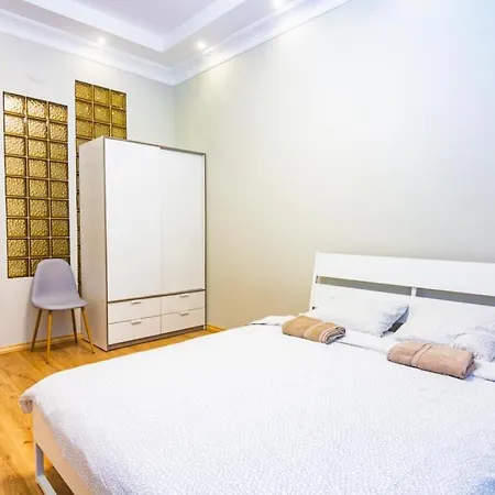 Apartment Bright 4 Bedroom In Old Town *