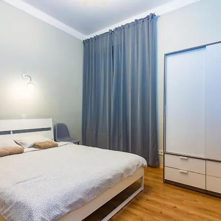 Bright 4 Bedroom In Old Town