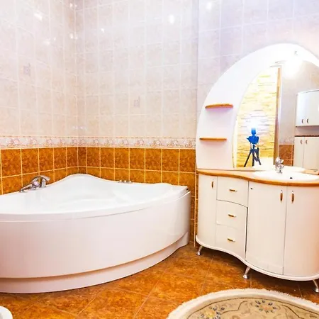 Bright 4 Bedroom In Old Town Apartment