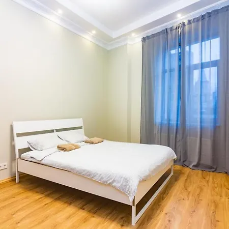 Bright 4 Bedroom In Old Town شقة