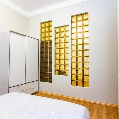 Bright 4 Bedroom In Old Town شقة