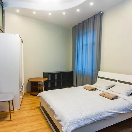 Bright 4 Bedroom In Old Town شقة *