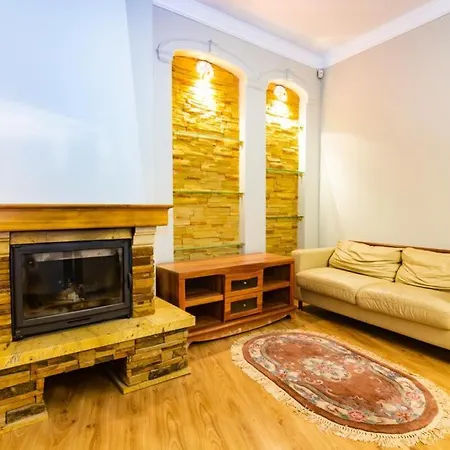 Bright 4 Bedroom In Old Town شقة *